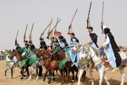 Image du Maroc Professionnelle de  Course typiquement marocaine dite ''la Fantasia'' organisé dans un site désertique sur lequel la ville de Tan Tan a toujours accueilli la majorité des tribus et des grandes familles nomades du désert lors d'un grand moussem, Samedi 24 Mars 2012. (Photo / Abdeljalil Bounhar)

